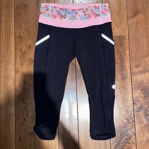 LULULEMON cropped black leggings with floral waist